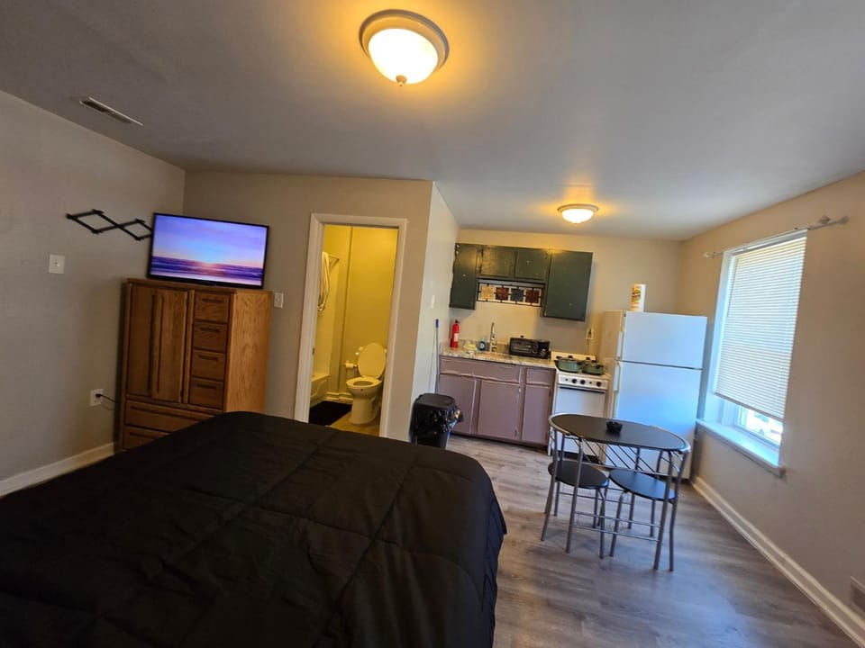Toilet, Communal lounge/ TV room, Bed, Bathroom, TV and multimedia, Living room, Bedroom