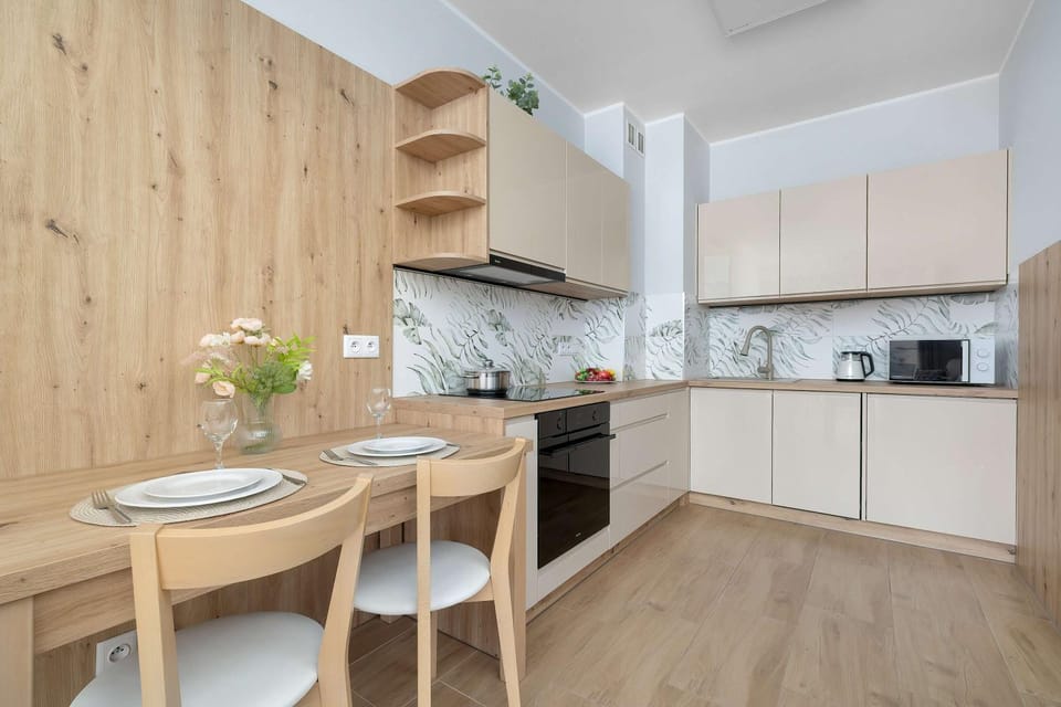 Coffee/tea facilities, Kitchen or kitchenette, Dining area, stove