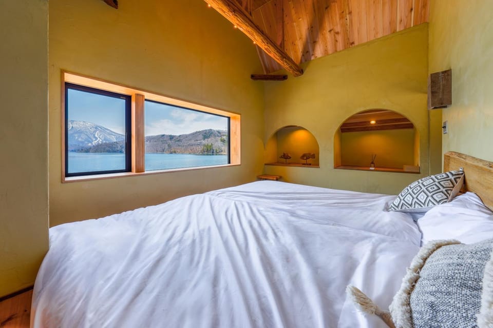 Bed, Bedroom, Lake view, Lake view, Mountain view, Mountain view