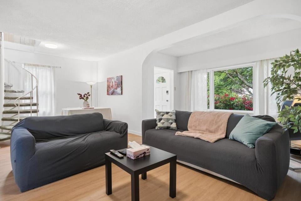 Roomy 3BR West Side Family Near UBC and Parks House in Vancouver