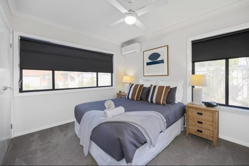 Bed, Photo of the whole room, Bedroom, air conditioner