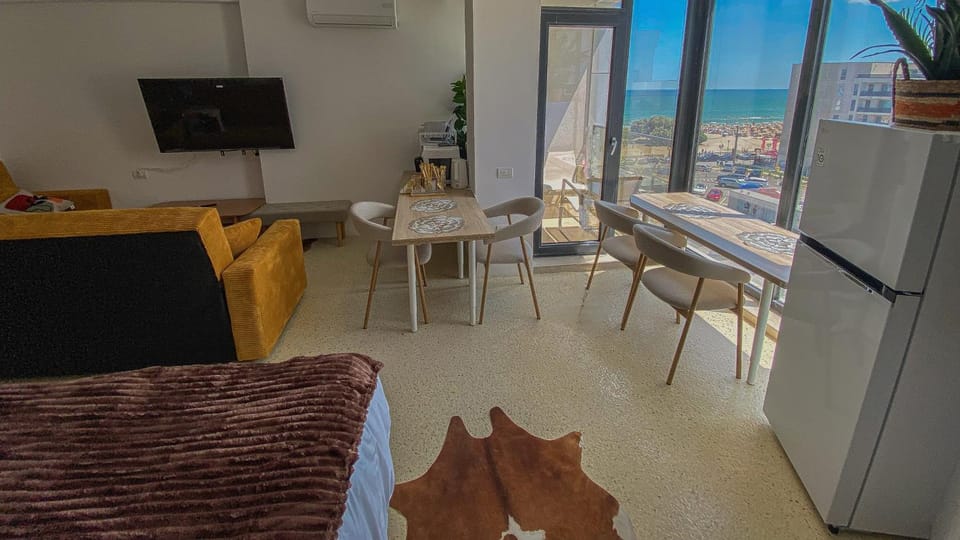 Bed, Natural landscape, TV and multimedia, View (from property/room), View (from property/room), Balcony/Terrace, Kitchen or kitchenette, Living room, Seating area, Dining area, Evening entertainment, Bedroom, Sea view, Sea view, Street view, Street view, air conditioner, air conditioner