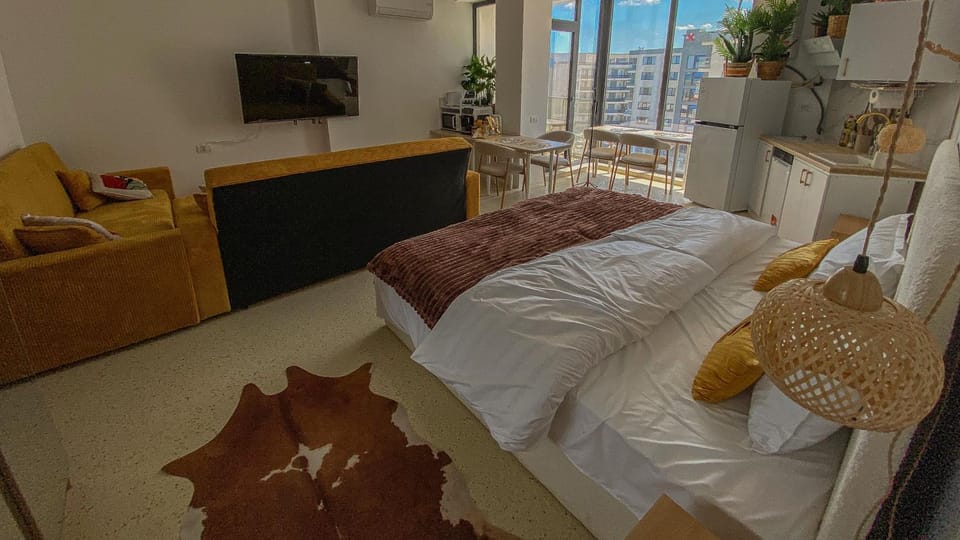 Bed, TV and multimedia, Kitchen or kitchenette, Photo of the whole room, Dining area, Bedroom, dishwasher, kitchen, kitchen, air conditioner, air conditioner