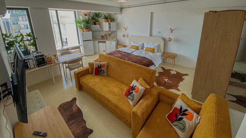 Bed, TV and multimedia, Coffee/tea facilities, Kitchen or kitchenette, Living room, Photo of the whole room, Seating area, Dining area, Bedroom, wardrobe, kitchen, kitchen