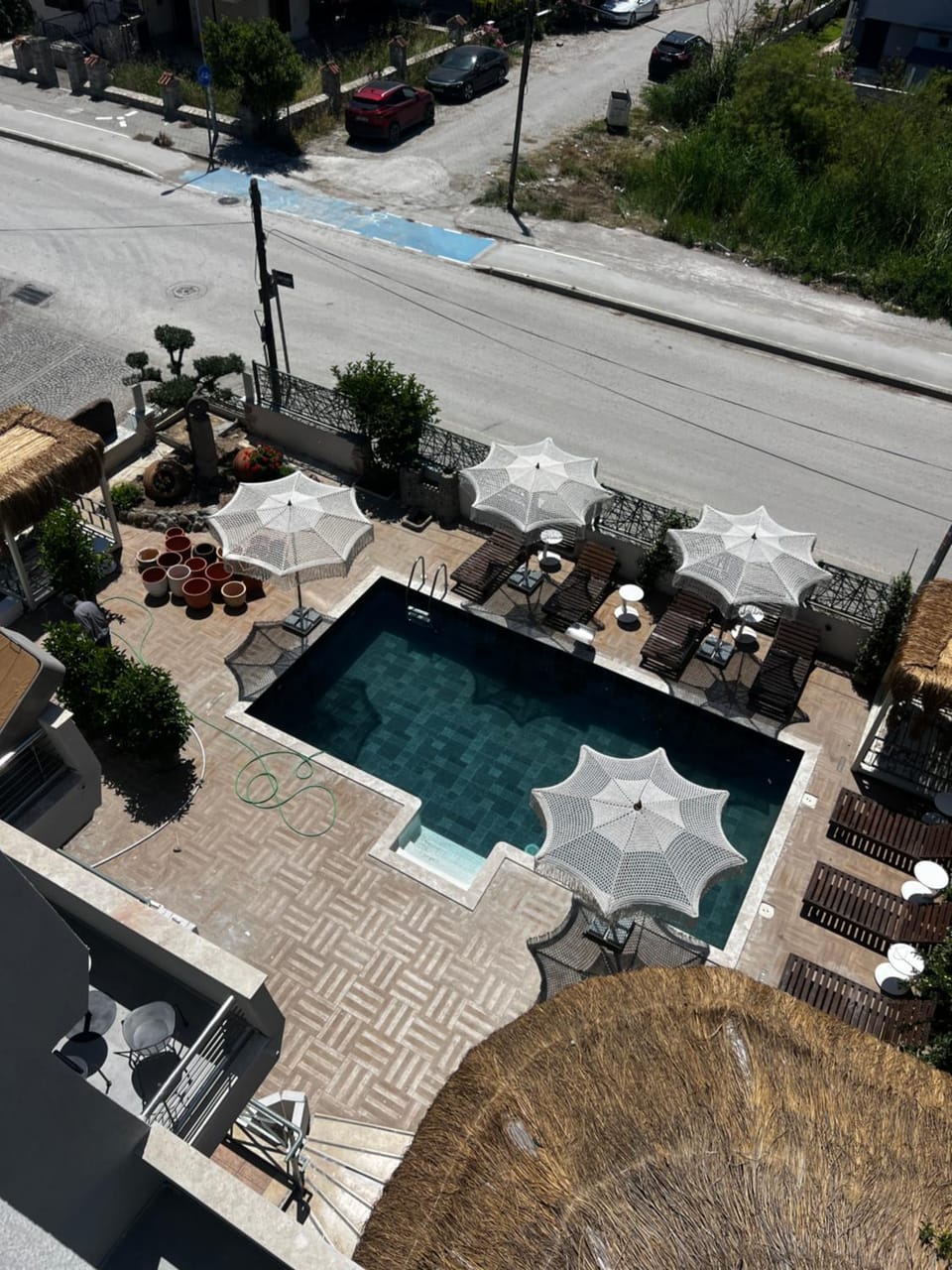 Property building, Patio, Day, Bird's eye view, Garden, Pool view, Swimming pool, Location, Parking, sunbed