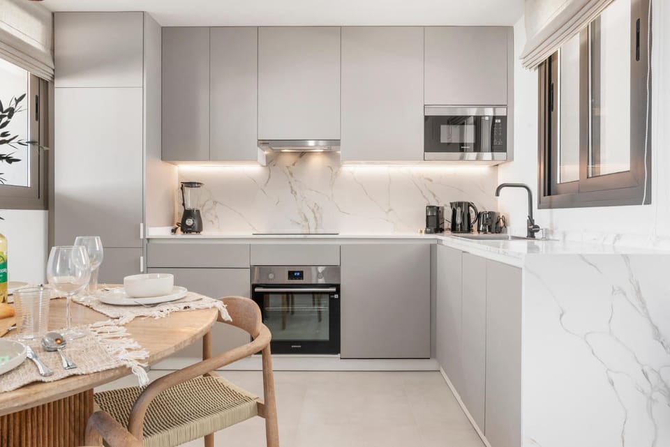 Kitchen or kitchenette, Dining area