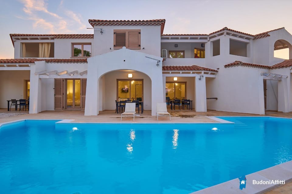 Property building, Patio, Day, Pool view, Swimming pool, sunbed