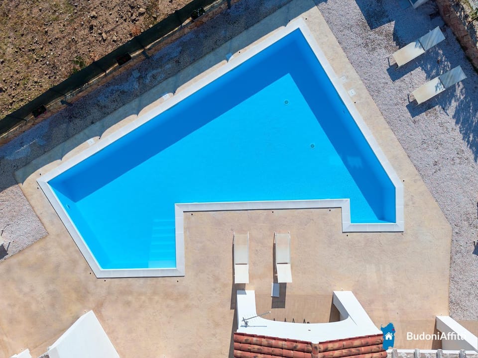 Property building, Day, Pool view, Swimming pool, sunbed