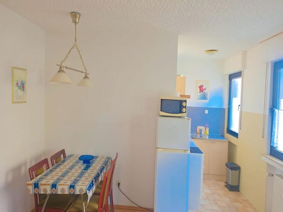 Dining area, microwave