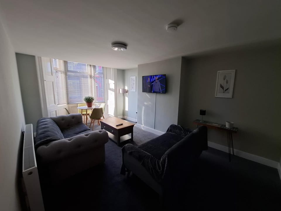 Communal lounge/ TV room, TV and multimedia, Living room, Decorative detail, Seating area