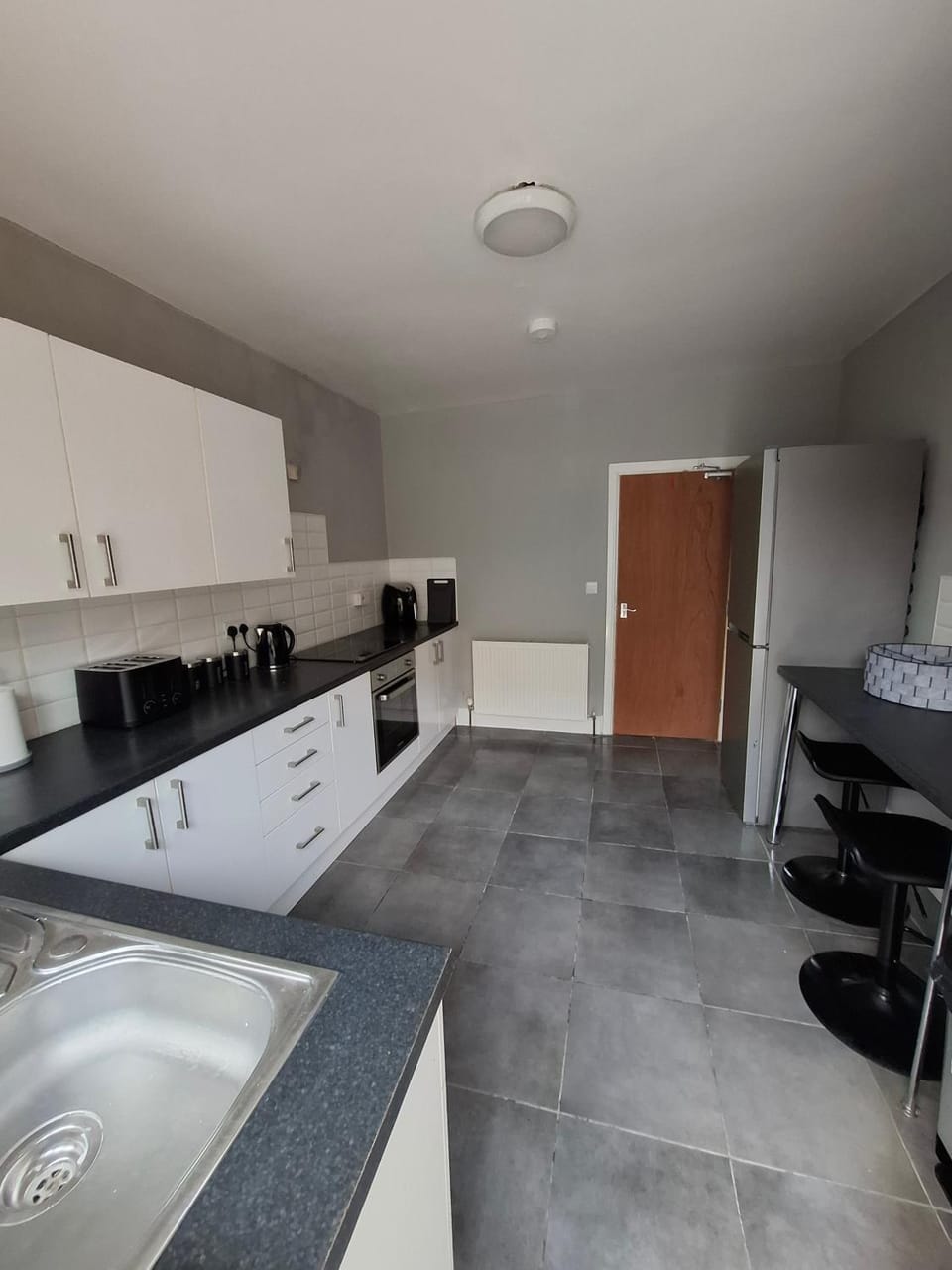 Coffee/tea facilities, Kitchen or kitchenette, Seating area, stove, toaster