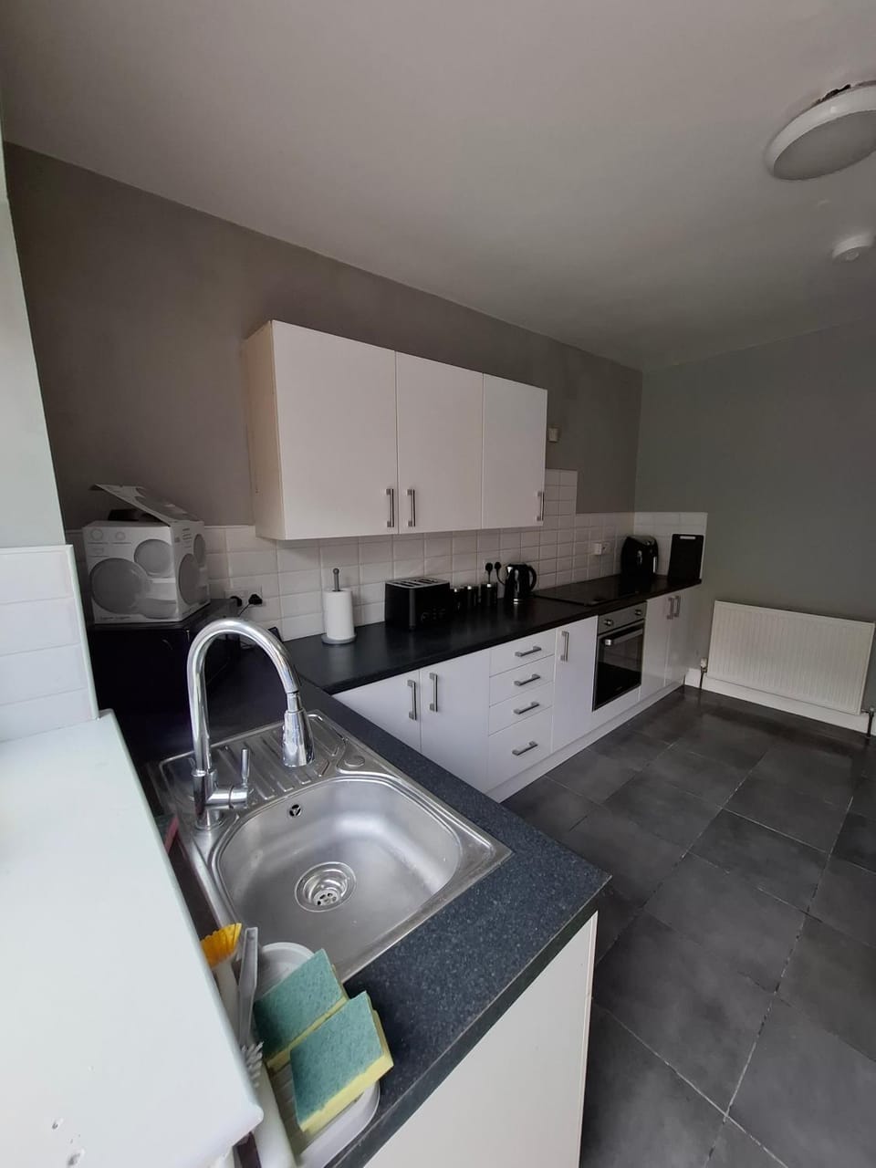 Coffee/tea facilities, Kitchen or kitchenette, stove, toaster
