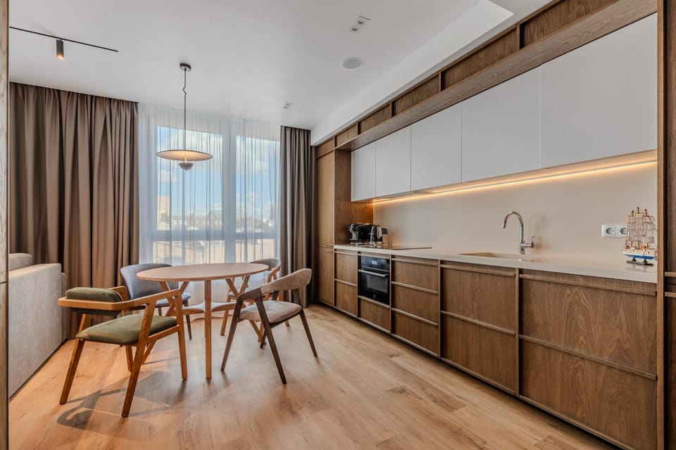 Kitchen or kitchenette, Dining area