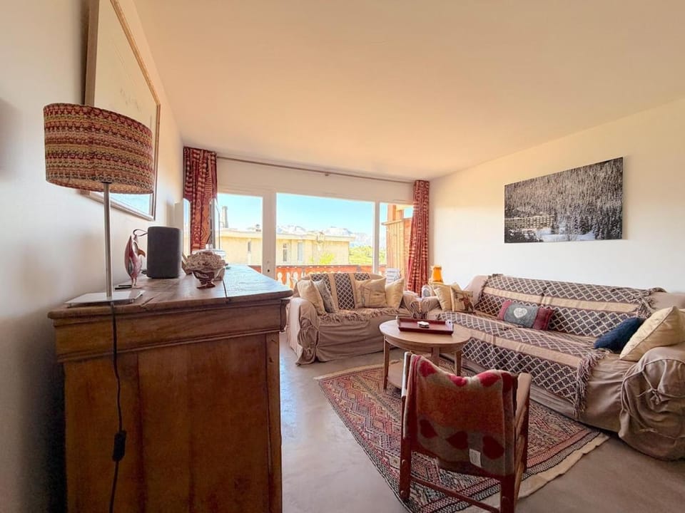 Unique et central ! T3 spacieux, vintage, rénové Apartment in Huez