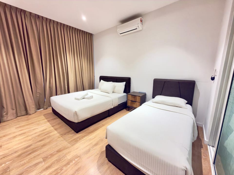 Bed, Photo of the whole room, Bedroom, air conditioner
