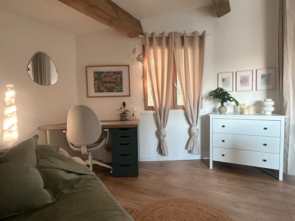 Seating area, Bedroom, storage