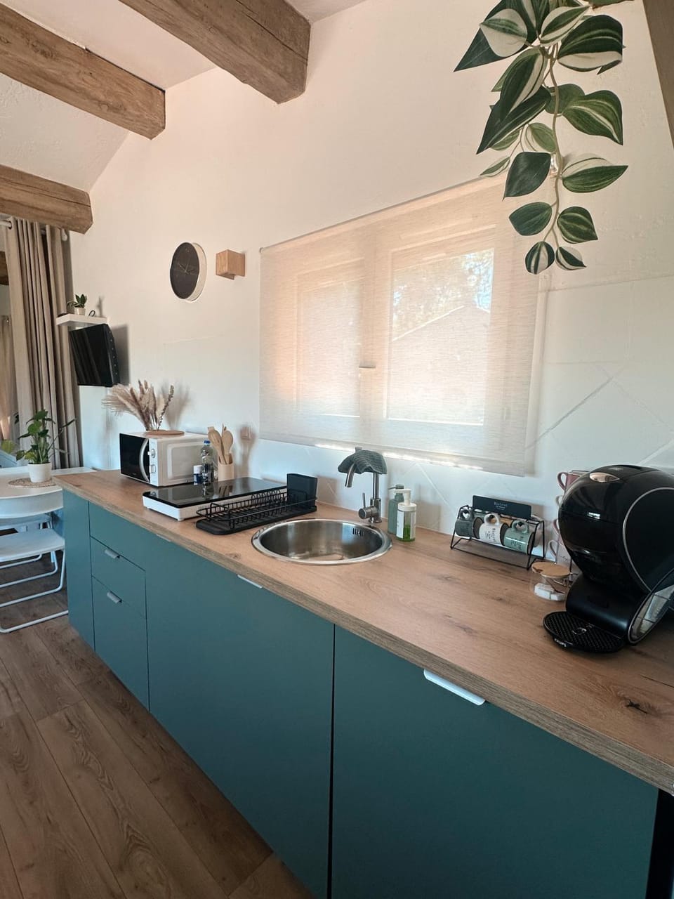 Coffee/tea facilities, microwave, stove, kitchen