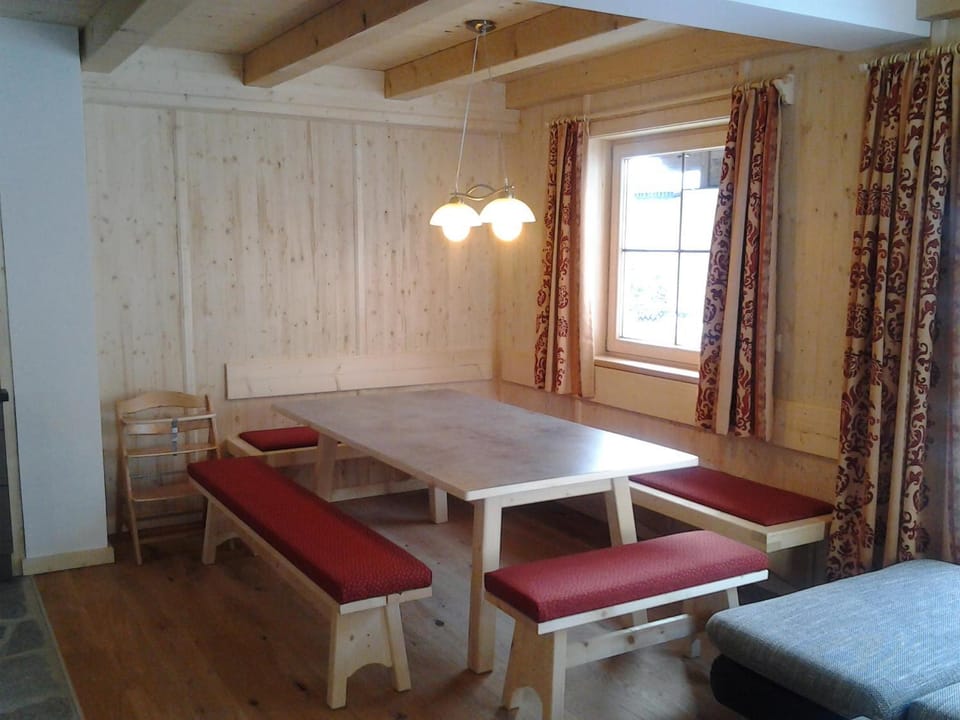 Seating area, Dining area