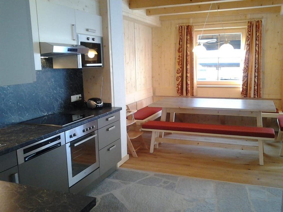 Kitchen or kitchenette, Dining area, stove