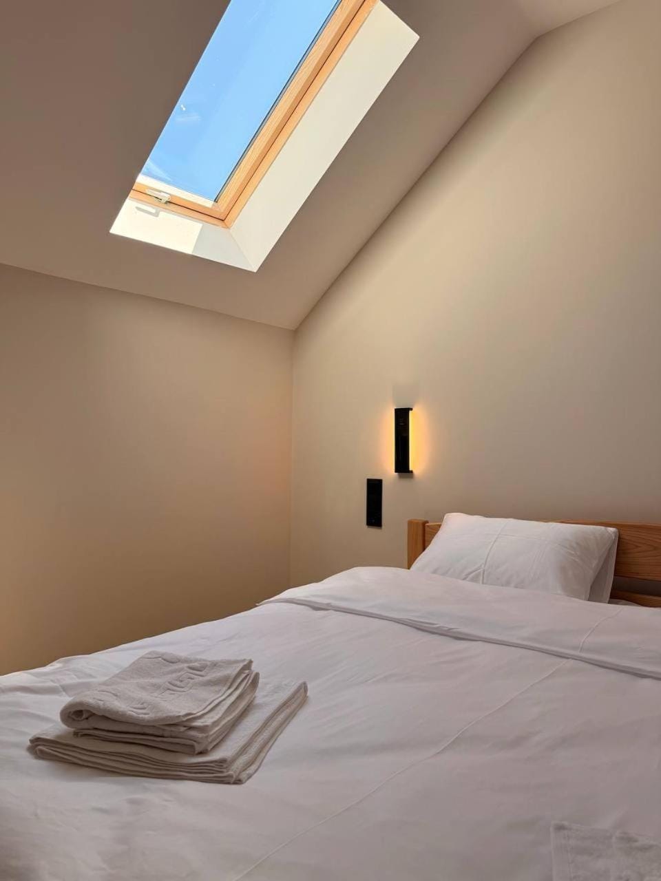 Bed, Bedroom, towels