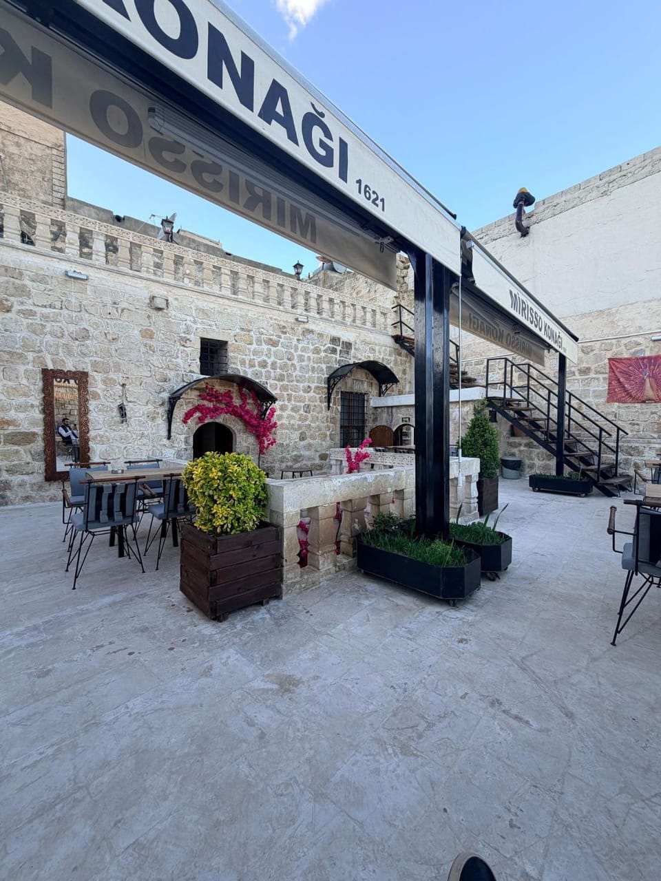 Property building, Garden, Dining area