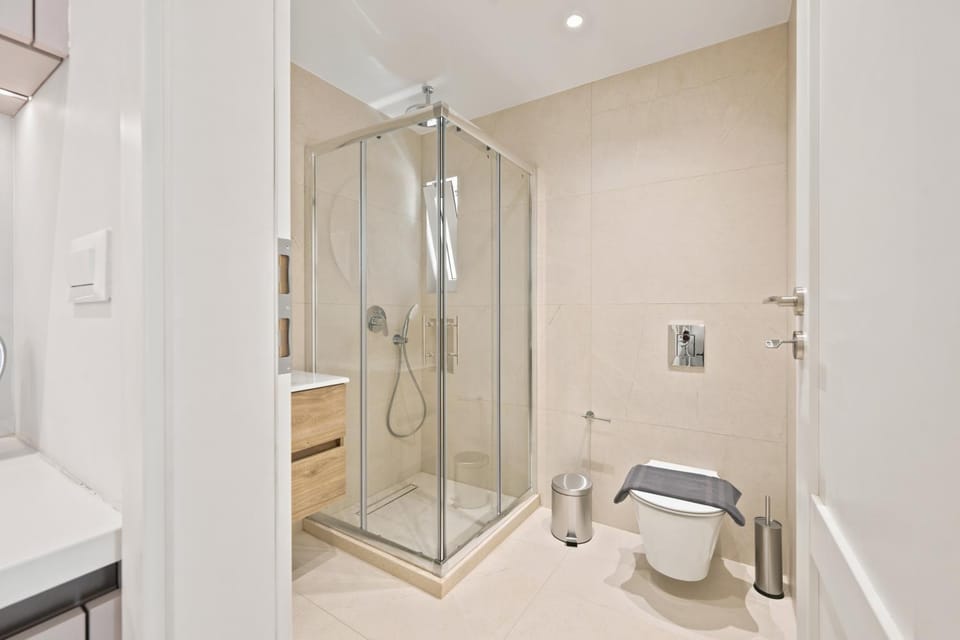 Shower, Toilet