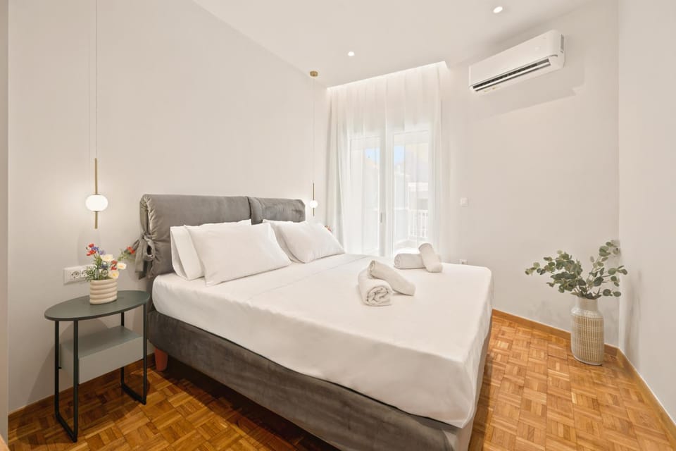 Photo of the whole room, Bedroom, air conditioner