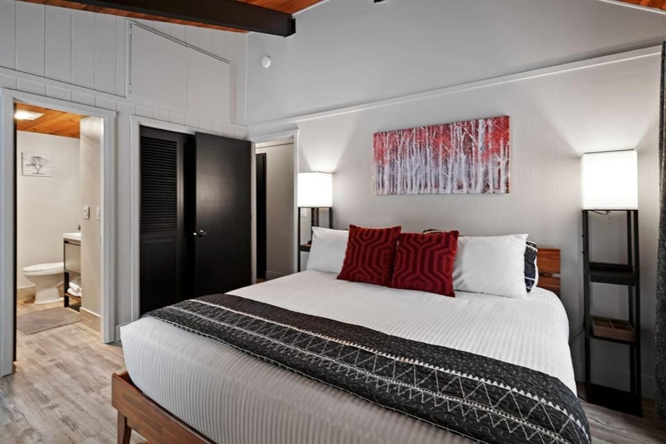 Intimate Modern Cabin Great for a Relaxing Experience in Oregon Cabin in Sunriver