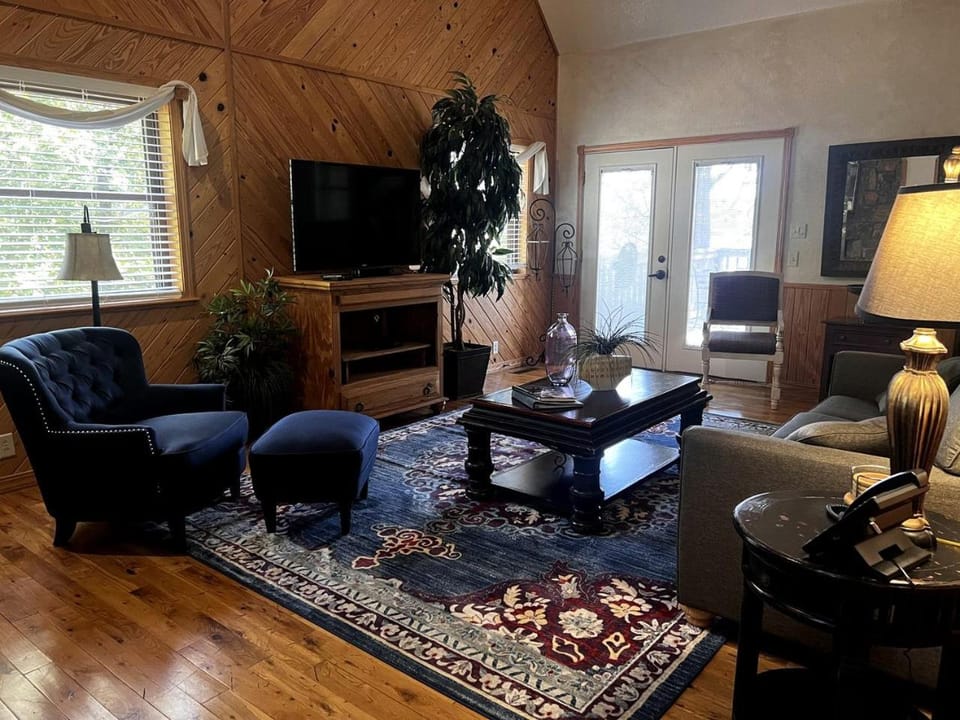 Delightful Lake Cottage with Tennis Court, Pool and Views in Mount Ida, Arkansas House in Lake Ouachita