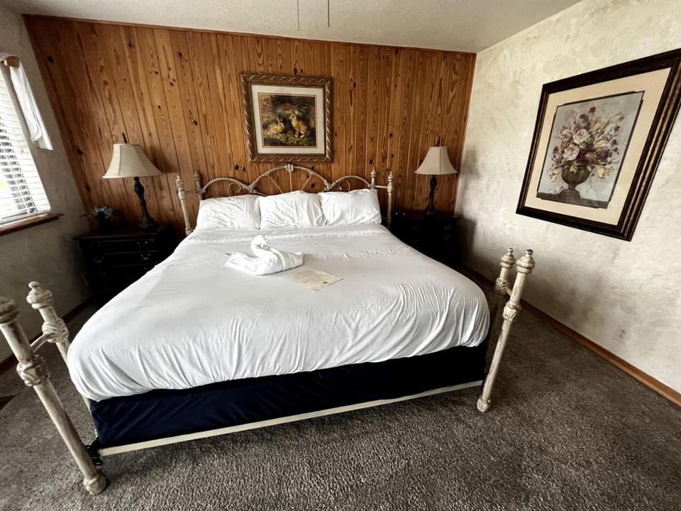 Delightful Lake Cottage with Tennis Court, Pool and Views in Mount Ida, Arkansas House in Lake Ouachita