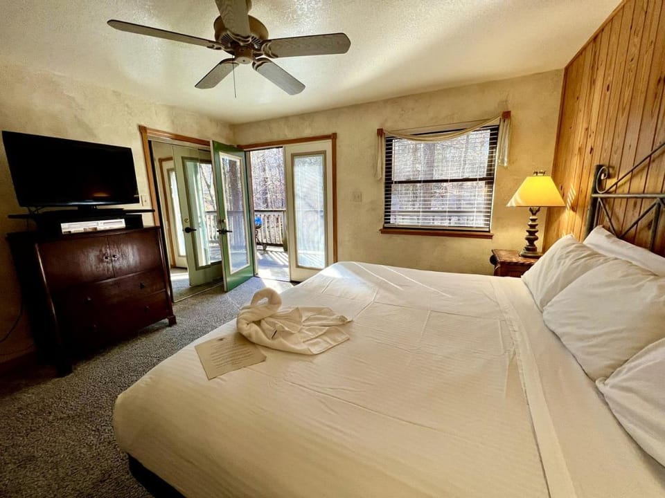 Lakefront Cottage with Spa and Pool Perfect for Outdoor Activities in Mount Ida, Arkansas House in Lake Ouachita
