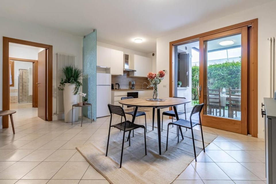 Kitchen or kitchenette, Living room, Seating area, Dining area, stove