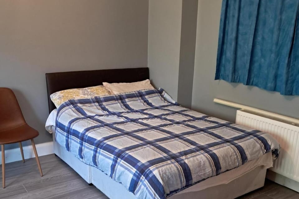 Studio Sleeps 2 with Parking and WiFi Apartment in Letterkenny
