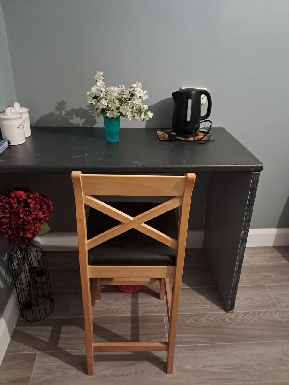 Coffee/tea facilities, Decorative detail, Seating area, Dining area