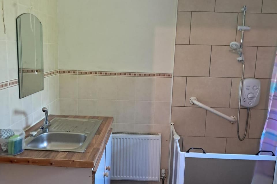 Studio Sleeps 2 with Parking and WiFi Apartment in Letterkenny