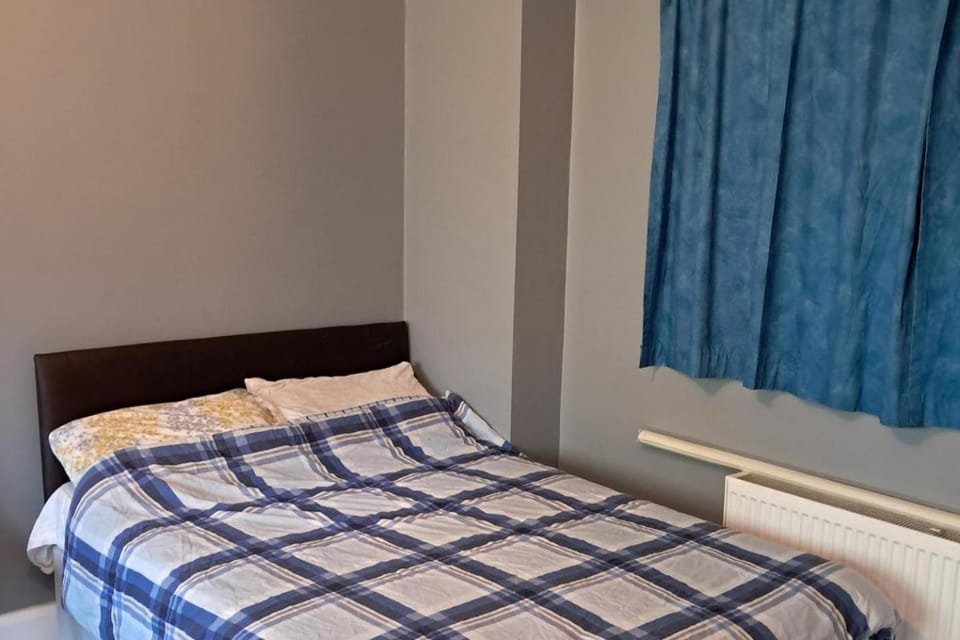 Studio Sleeps 2 with Parking and WiFi Apartment in Letterkenny