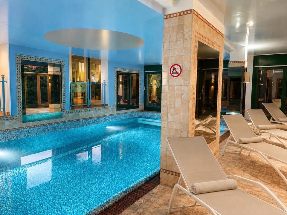 Swimming pool, sunbed