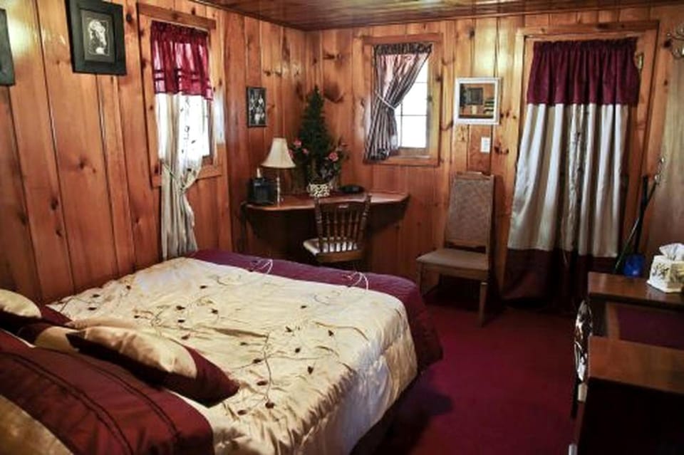 Cozy 1BR Lake Cabin Near Mackinaw City on Paradise Lake, Michigan Cabin in Carp Lake