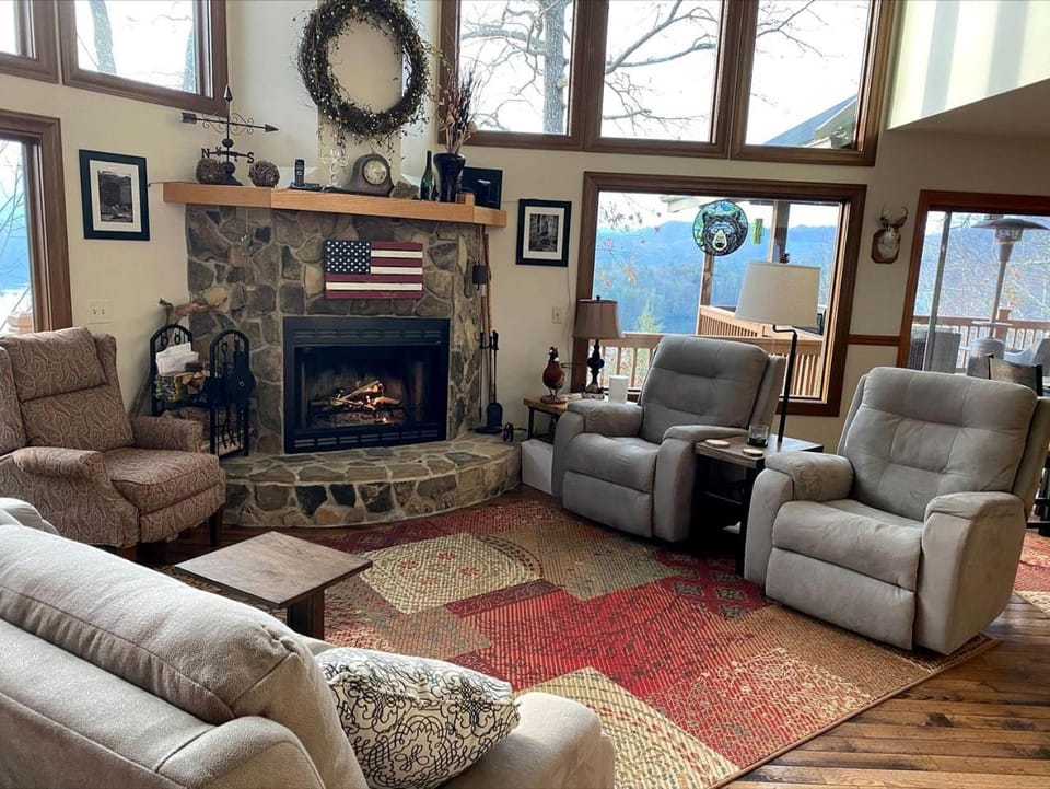 Amazing Cottage with Fire Pit and Hot-tub in Lake Santeetlah, North Carolina House in Lake Santeetlah