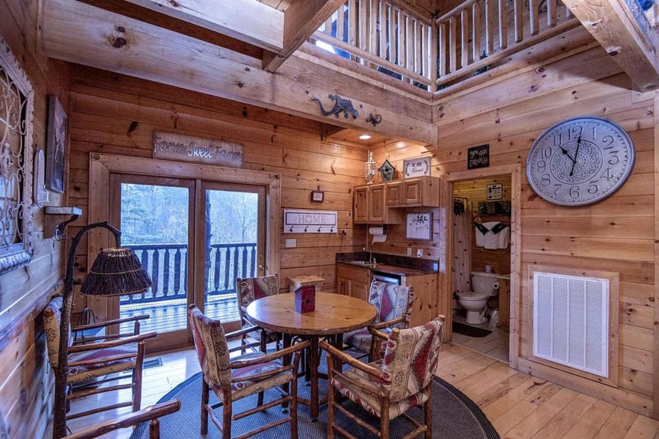 ERN854 - Wagon Wheel Lodge - Great Location! Close To All The Action! cabin in Tennessee Cabin in Pigeon Forge