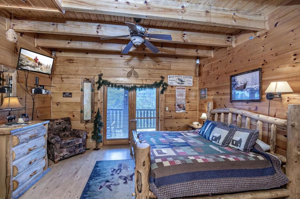 ERN854 - Wagon Wheel Lodge - Great Location! Close To All The Action! cabin in Tennessee Cabin in Pigeon Forge