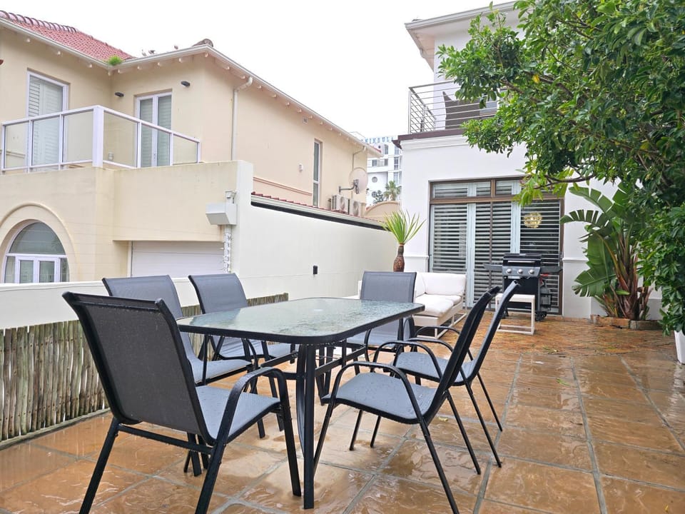 Spacious Family Home 3 Bedrooms Bantry Bay Apartment in Sea Point