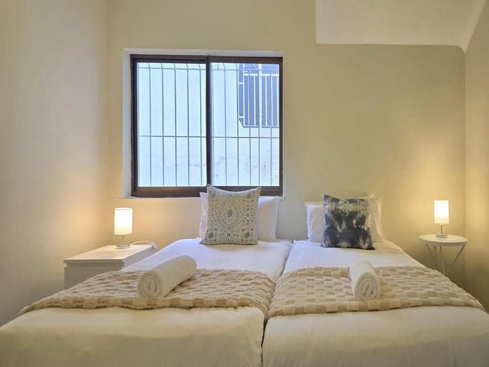 Spacious Family Home 3 Bedrooms Bantry Bay Apartment in Sea Point