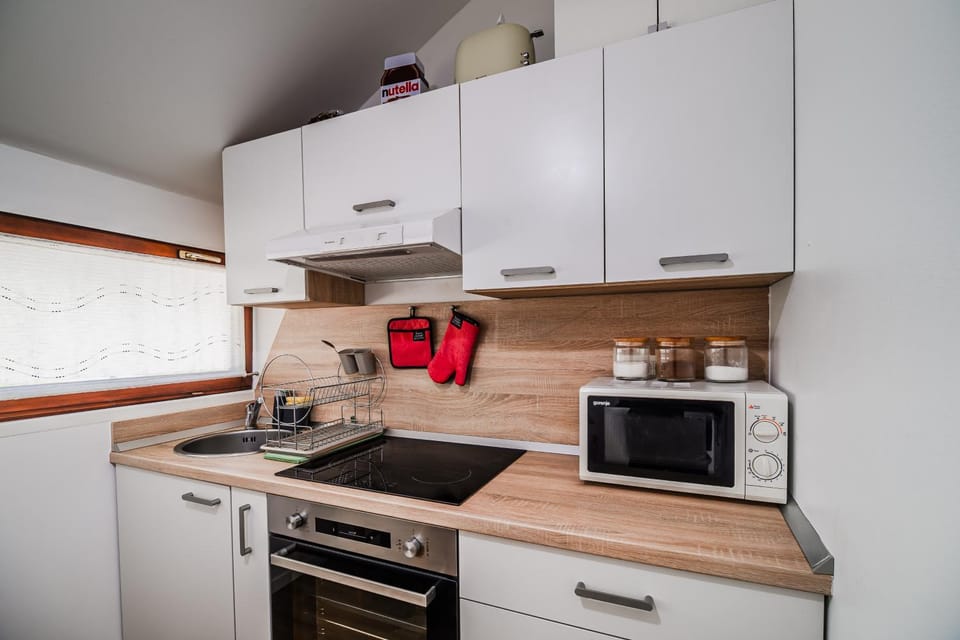 microwave, oven, stove, kitchen