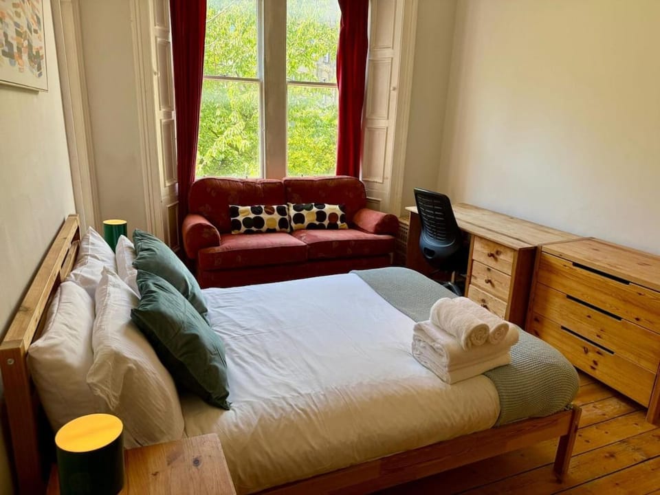 Leafy Marchmont 2-Bed Meadows City Centre Apartment in Edinburgh