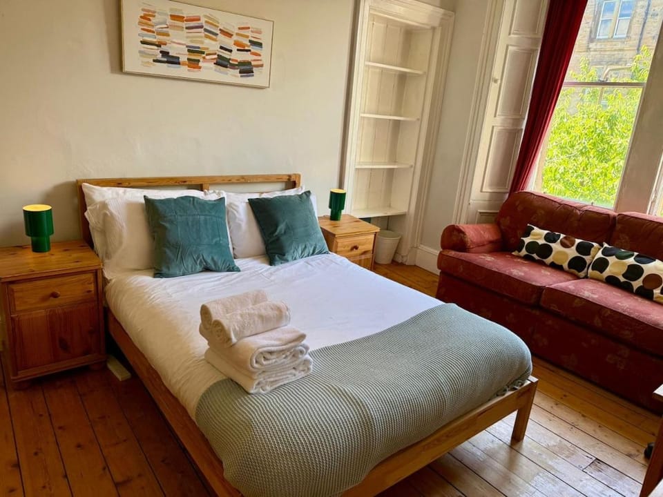Leafy Marchmont 2-Bed Meadows City Centre Apartment in Edinburgh