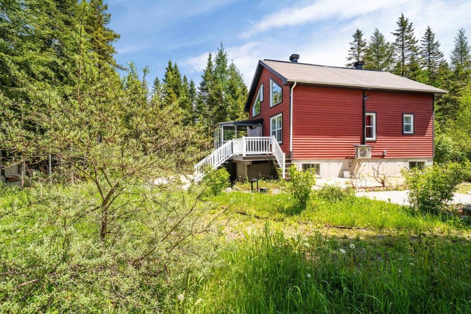 Le Jumeau with Private spa & games Chalet in Quebec