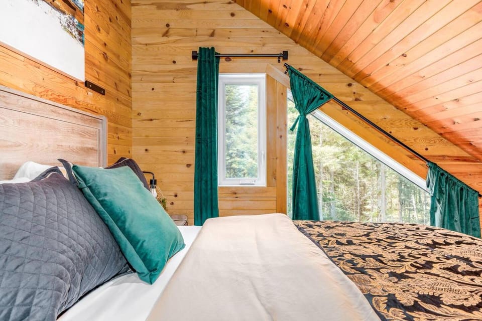 Le Jumeau with Private spa & games Chalet in Quebec