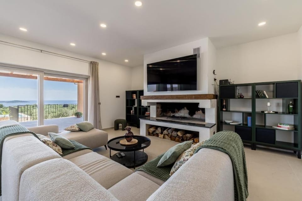 Exclusive olive tree estate with pool and sea view Villa in Šibenik-Knin County, Croatia