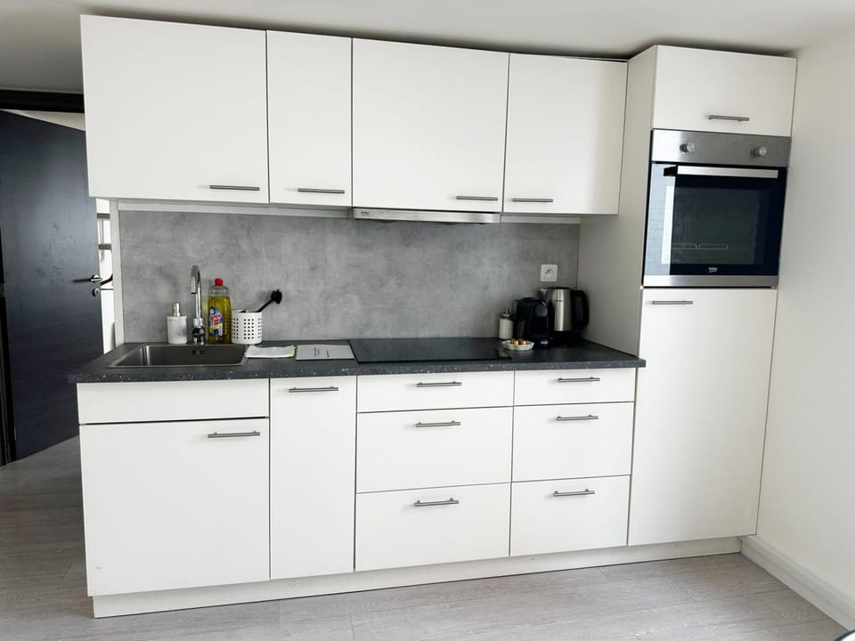 Coffee/tea facilities, Kitchen or kitchenette, oven